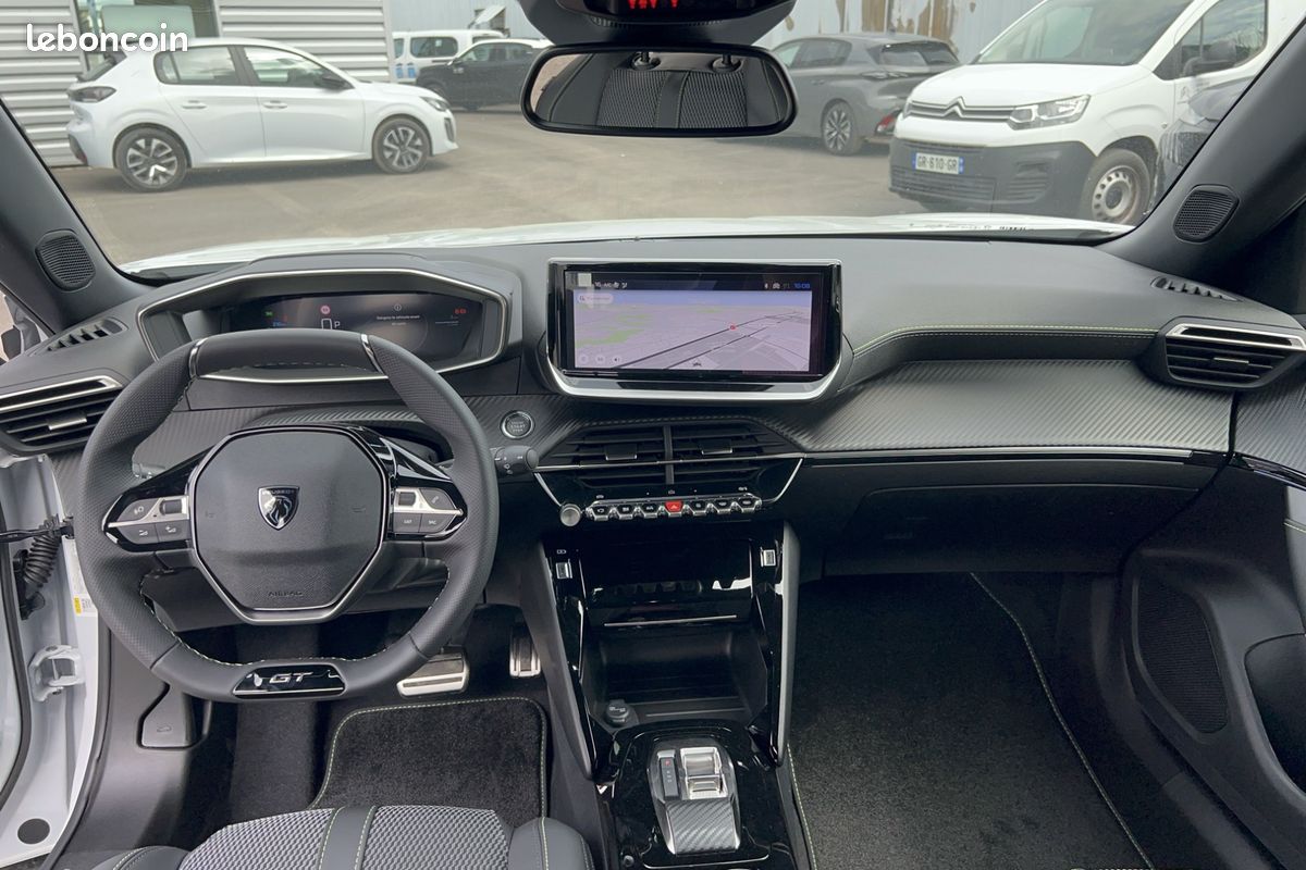 PEUGEOT 2008 Hybrid 145 e-DCS6 GT (image 13)
