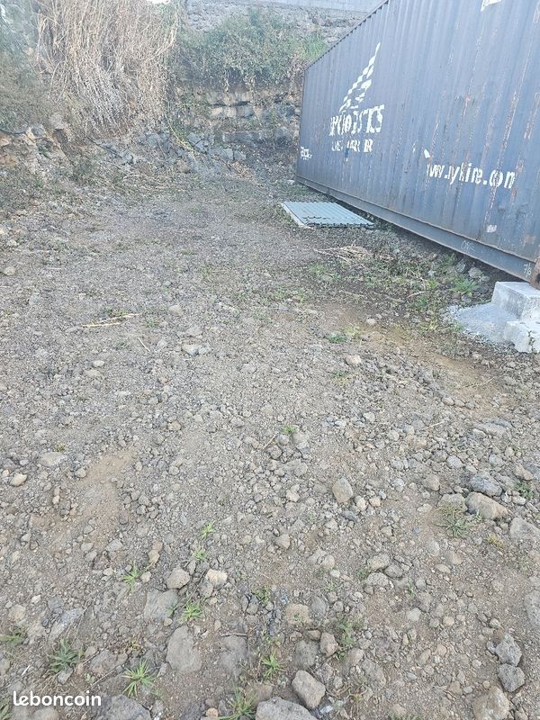 Dépôt stockage pour toutes activité clôturé 17km.possibilité metre container.12metre · à Le Tampon · 500 €/mois