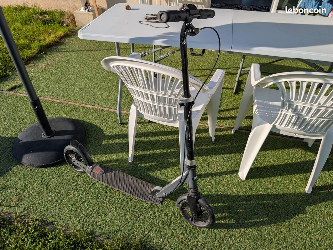 Trottinette pliable avec suspensions & frein au guidon – Noir– Occasion (image 1)