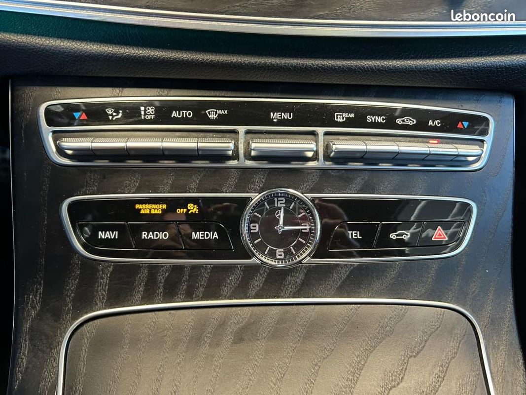 MERCEDES CLASSE E E 220 D - BVA 9G-Tronic BERLINE - AMG Line - TOIT OUVRANT - CAMERA 360 - ENTRETIEN COMPLET - 2EME (image 33)