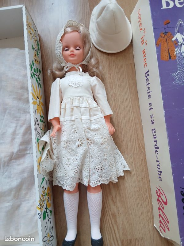 Les Poupees D'autrefois - SUBLIME POUPEE BETSIE DE BELLA PORTANT LA TENUE DRUGSTORE EN TRES BON ETAT D'ORIGINE