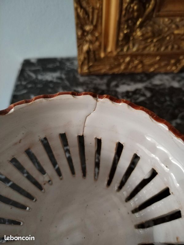Ancien pot couvert en faïence fine ajourée, décor peint brun et motif feuille. Idéal pot-pourri ou ail/échalotes. H.17 cm, Ø13,5 cm. Fissure visible, vendu en l’état (image 6)