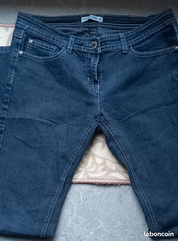 Une paire de jeans neufs (image 4)