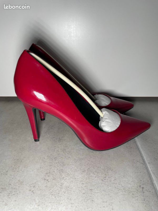 Escarpins talon aiguille rouge bordeau vernis Texto Chaussures