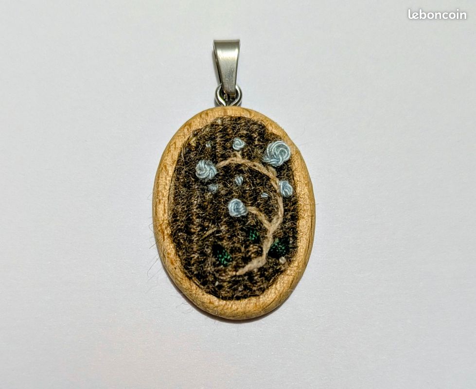 Pendentif brodé fait main bois et tissu style nature bohème (image 1)
