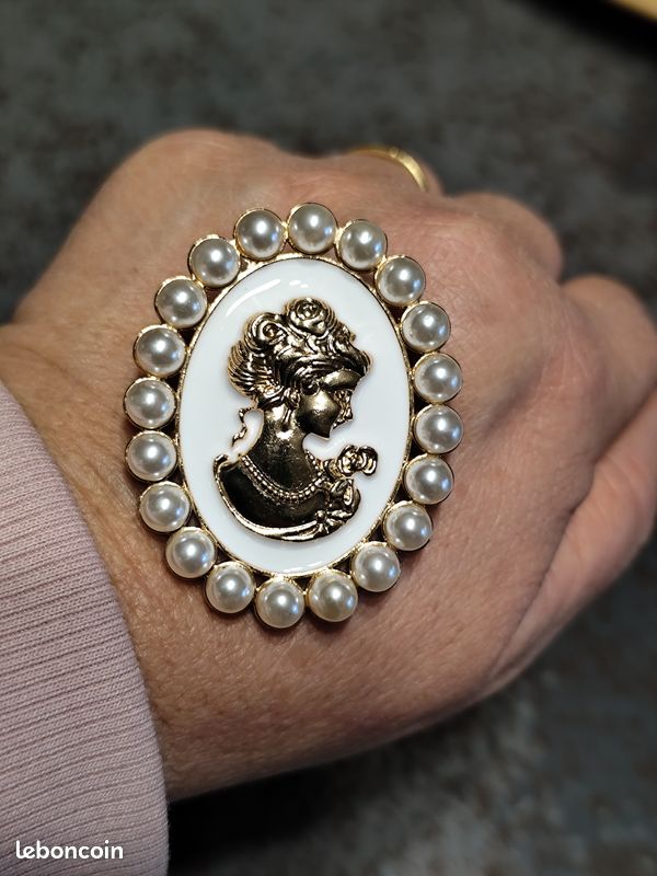 Broche Vintage Argentée Avec Camée En Porcelaine - Buste De Femme En Relief, Bon état