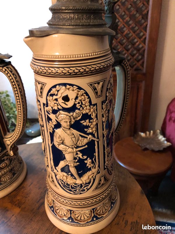 2 très belles chopes aux motifs mythologiques en relief bleu. Hauteur 40 cm dessus en métal (image 7)