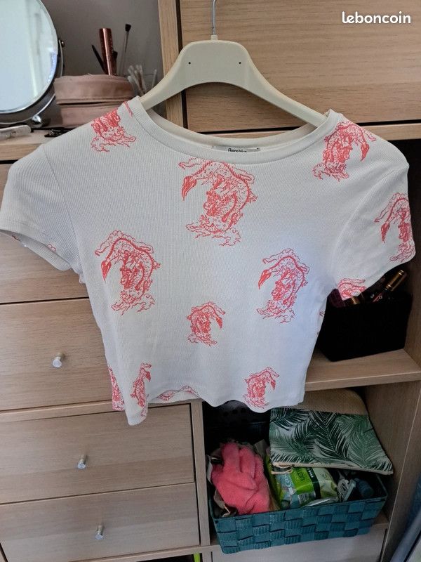 Pink Tee Shirt Dragon Bershka Bershka Top Dragon Crop Top Bershka - Main Image