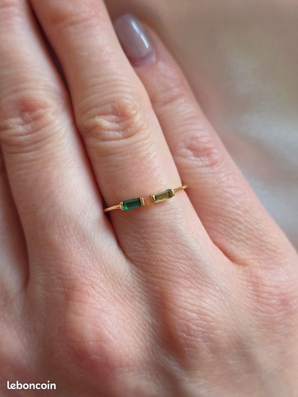 Bague en acier argenté ornée de pierres vertes