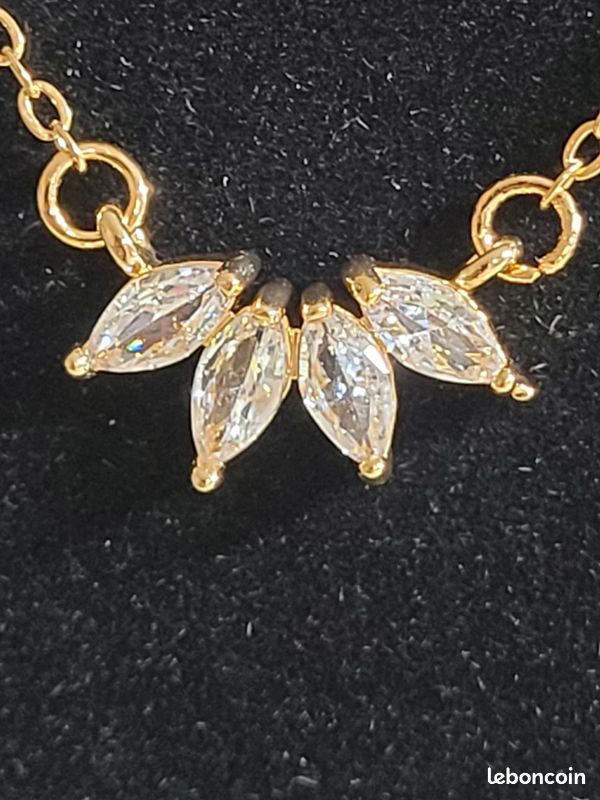 Collier pendentif feuille strass (image 4)