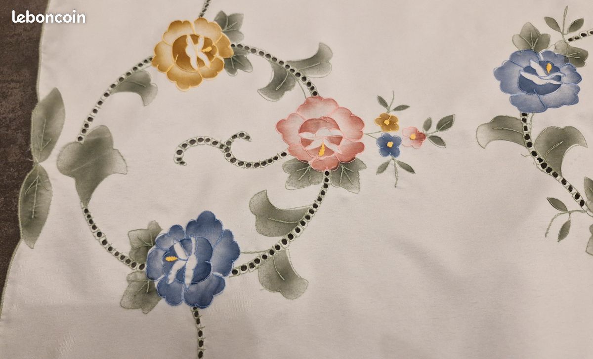 Grand napperon carre brode, 3 roses dans cercle (image 6)