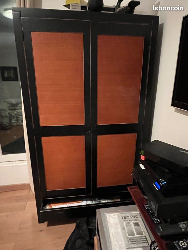 Armoire en bois noir et rotin (image 1)