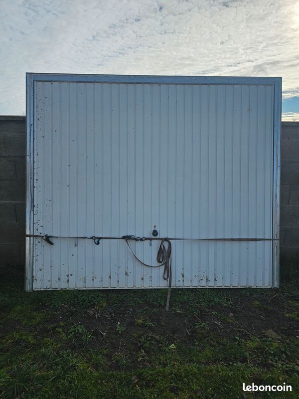 Portail de garage basculant manuel 2.60mx2.20m avec le cadre
Sans serrure
Vendu tel que sur les photos (image 1)