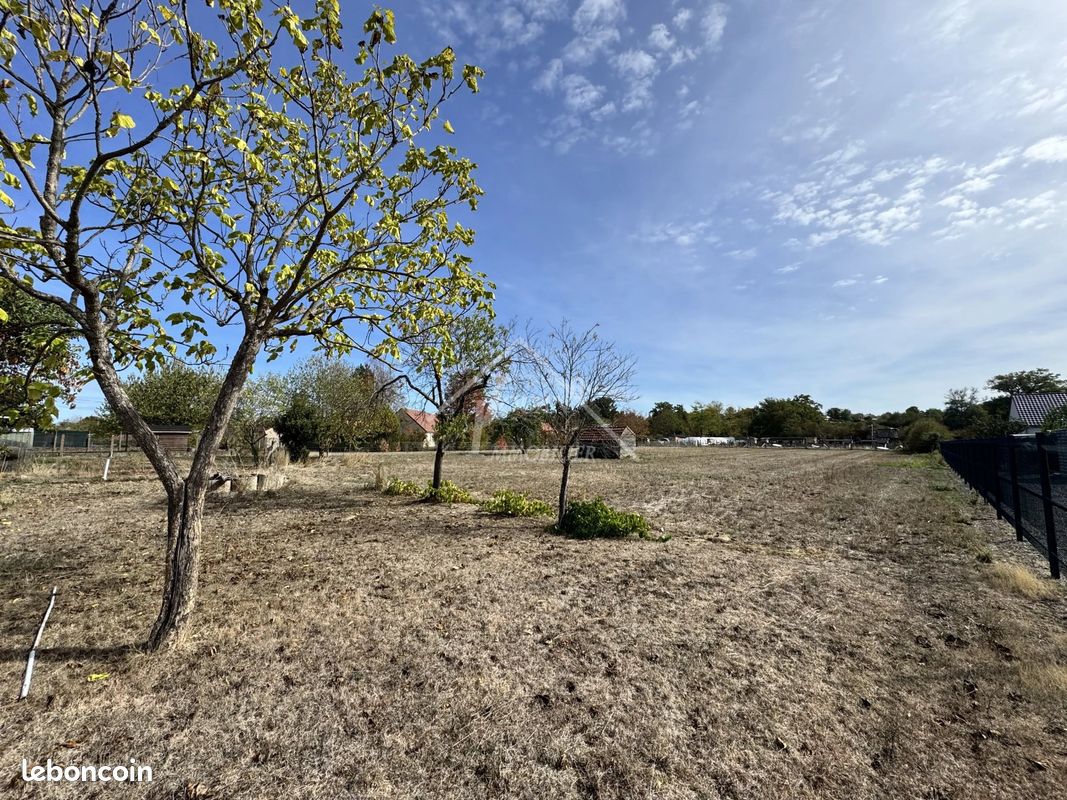 Terrain 1300 m² · à Dompierre-sur-Besbre · 1 300 m² · 24 500 €