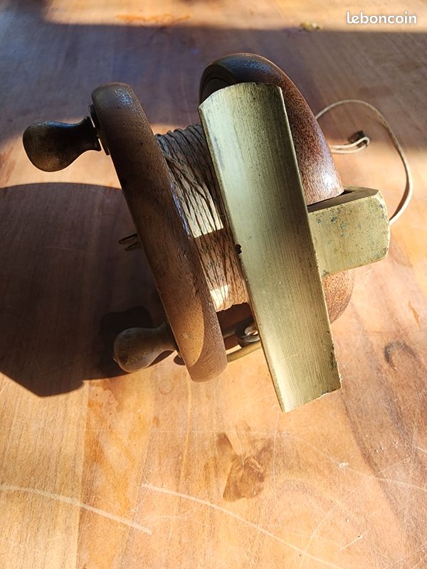 Moulinet de pêche antique en bois et laiton - France