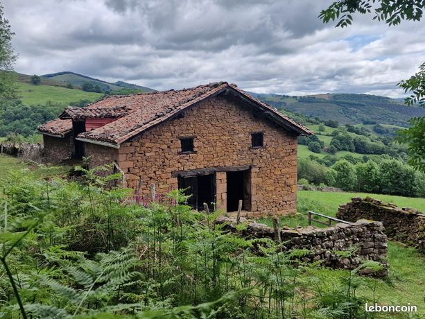 Propriété de caractère 135 m2 au cœur du Baztan – 12 000 m² de nature préservée. Fort potentiel de rénovation