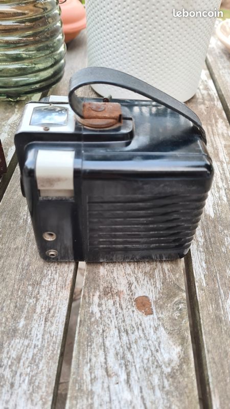 Vieux Kodak Brownie Flash : L'appareil Photo Vintage Avec Son Sac En Cuir Marron D'époque