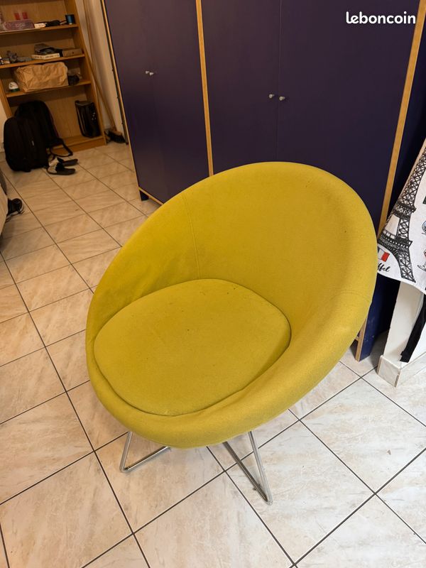 Fauteuil moderne jaune moutarde en microfibre, confortable et en bon état (image 1)