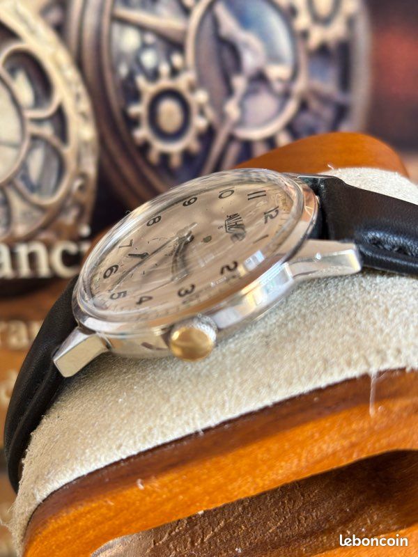 Montre pour dames avec cadran blanc-argenté et bracelet en or | Doucet Latendresse
