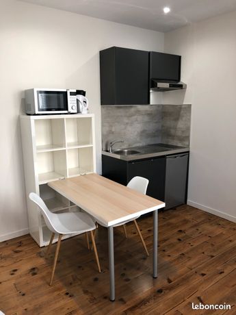 Superbe Studio Meublé refait à neuf, abonnement Fibre inclus, très lumineux. Entrée indépendante, cave. Proche tous commerces