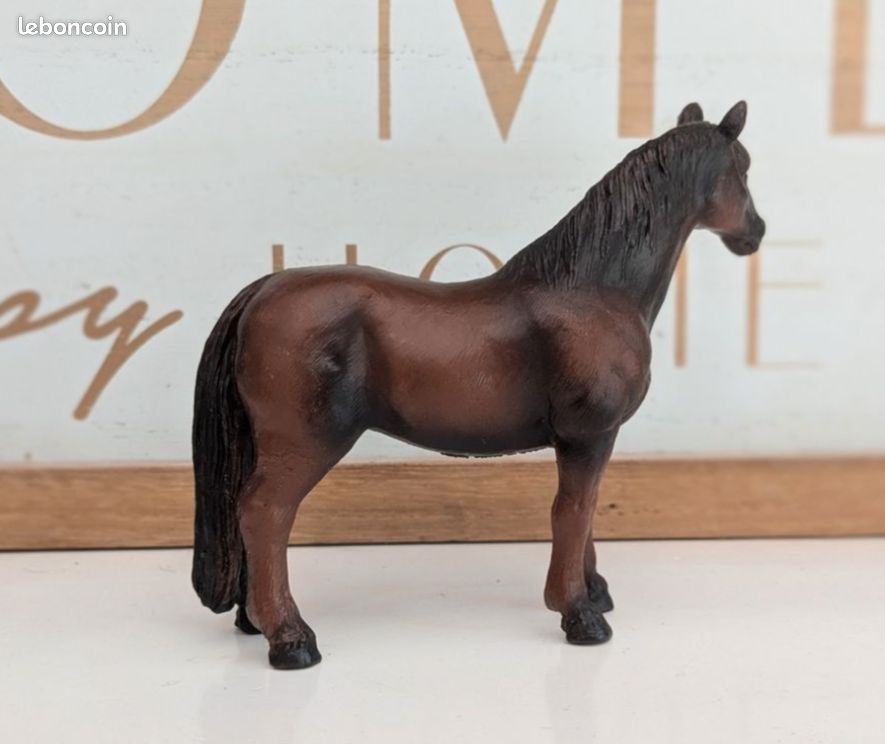 Figurine Jument Hanovrienne Morelle