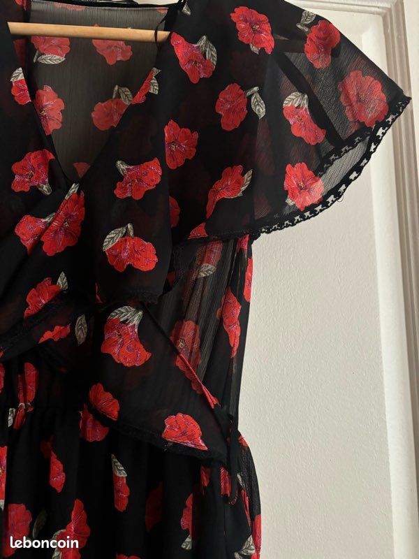 Robe courte noire et rouge Zara Vêtements