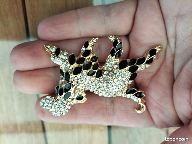 Petite Broche Chien Caniche Blanc, Métal Doré Et Cristal, Nœud Papillon, Chic, Neuve