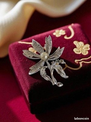 Broche Fleur Vintage Délicate Avec Diamant - Accessoire Rétro Chic - Occasion