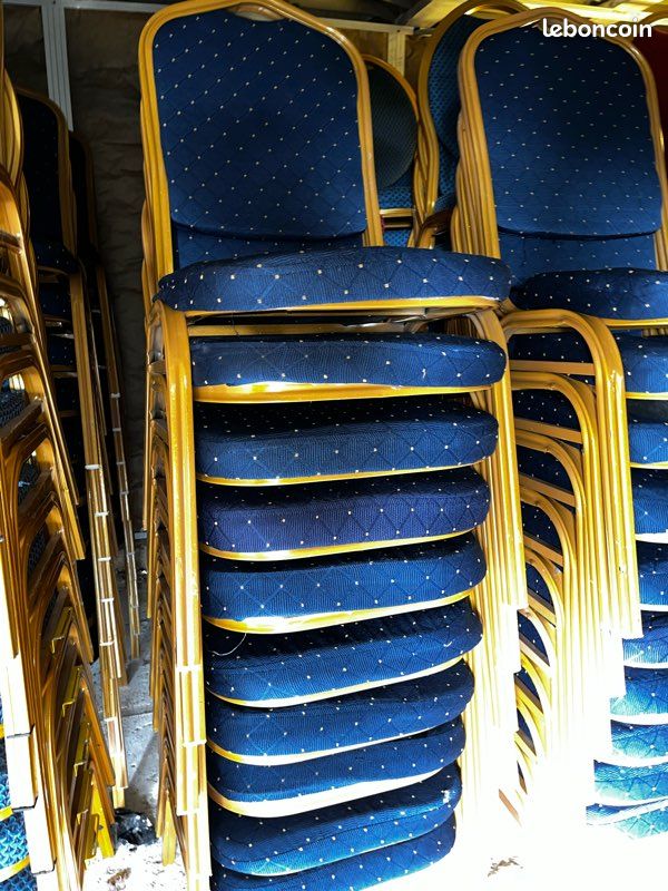 Chaises salle de fêtes bleues et rouges (image 4)