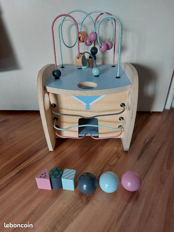 Cube d'activités en bois (image 1)