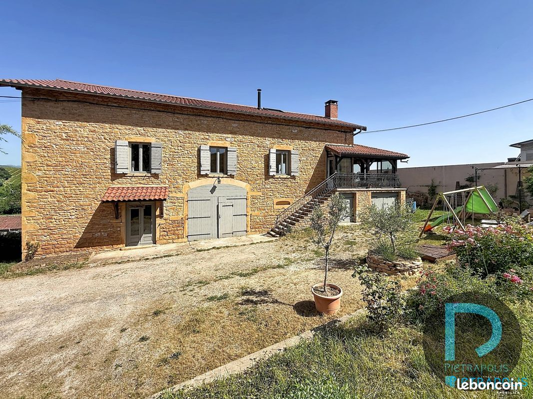 Maison 8 pièces 207 m² · à Porte des Pierres Dorées · 207 m² · 615 000 €