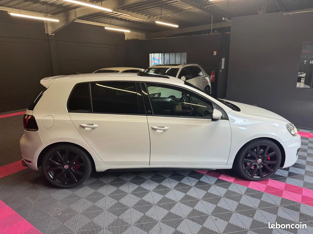 Volkswagen GOLF 6 GTI 2.0 TSI DSG Adidas / Dynaudio / Toit ouvrant panoramique / Sièges Chauffants (image 45)