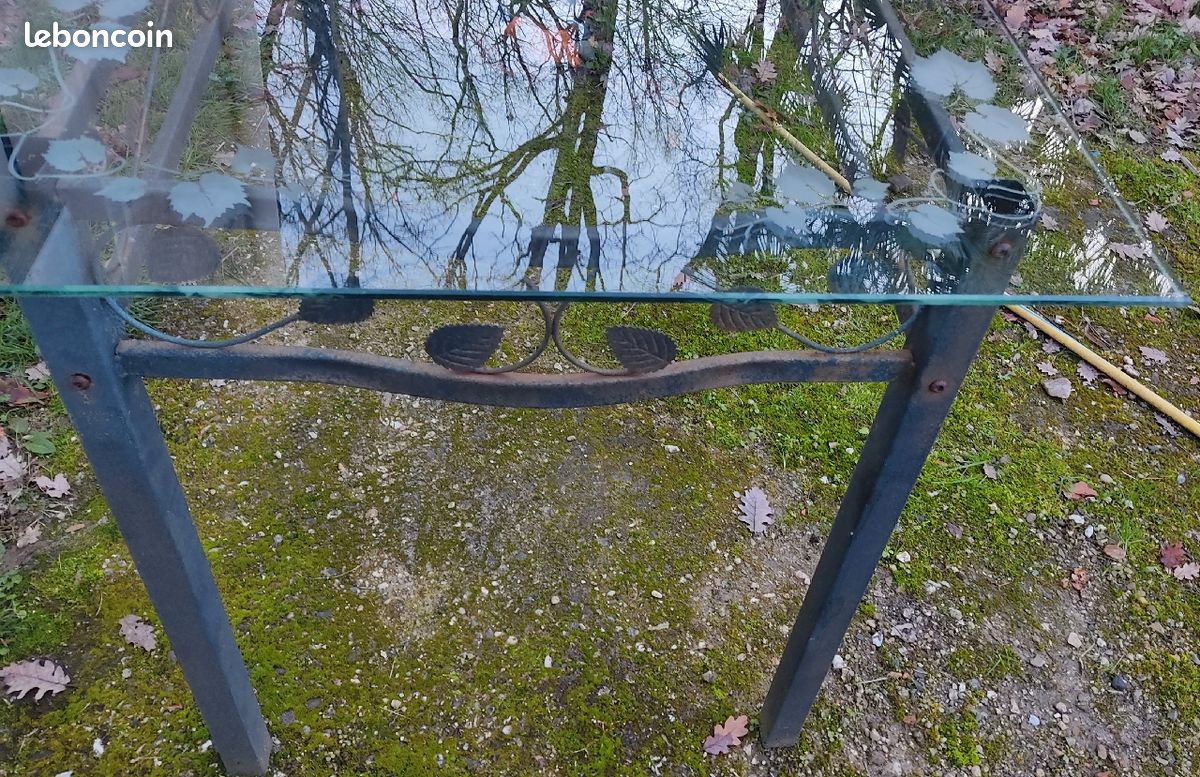 Table vitrée ciselée feuilles vignes , papillon ,fer forgé (image 3)