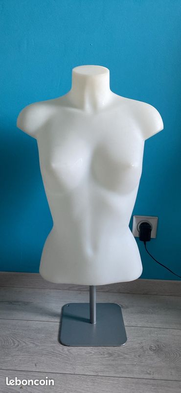 Buste femme en plastique avec pied (image 1)