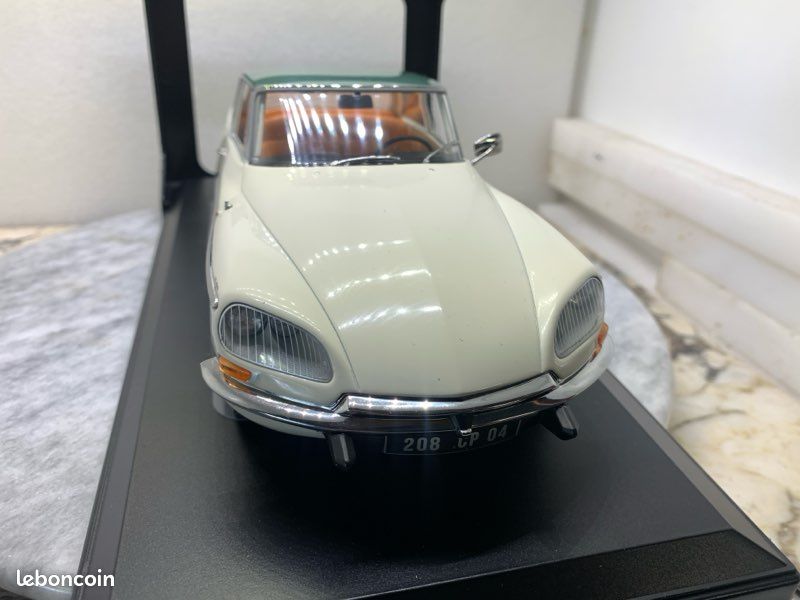 Modèle Réduit Citroën DS 21 'Le Léman' 1968 Ivoire Et Vert échelle 1/18 - Norev 181751 - Neuf