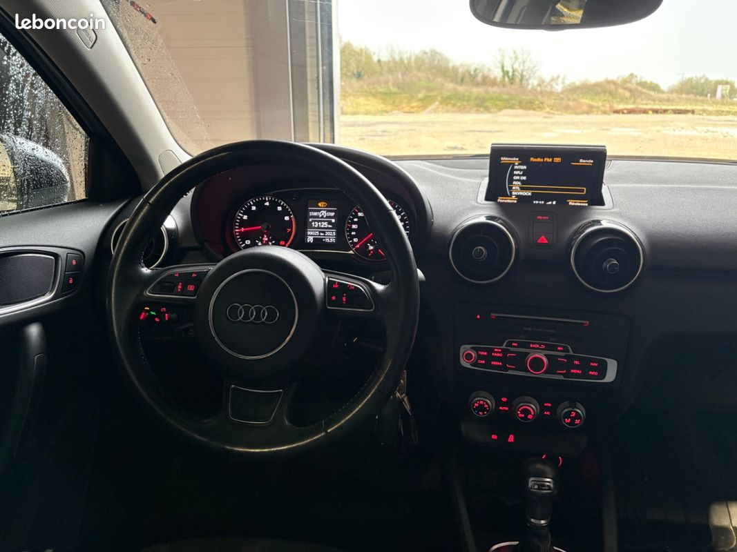AUDI A1 SPORTBACK 1.0 TFSI ultra 95 S tronic 7 Midnight Series / JANTES 17 / PHARES AUTOMATIQUES (image 18)