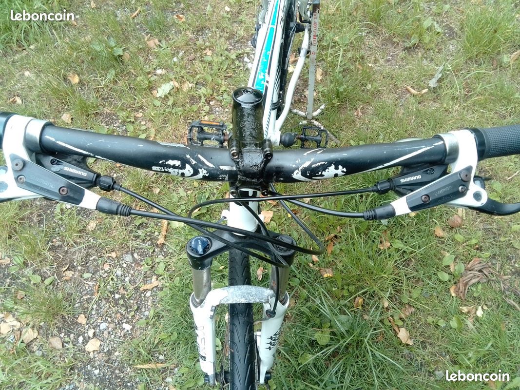 VTT BH en aluminium blanc, équipé de freins hydrauliques et d'une transmission 3 plateaux 9 vitesses Shimano Alivio. 27 vitesses au total (image 19)
