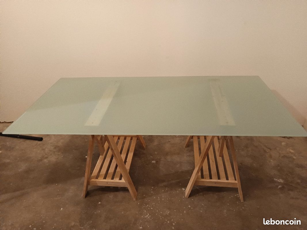 Table en verre sur tréteaux (image 3)