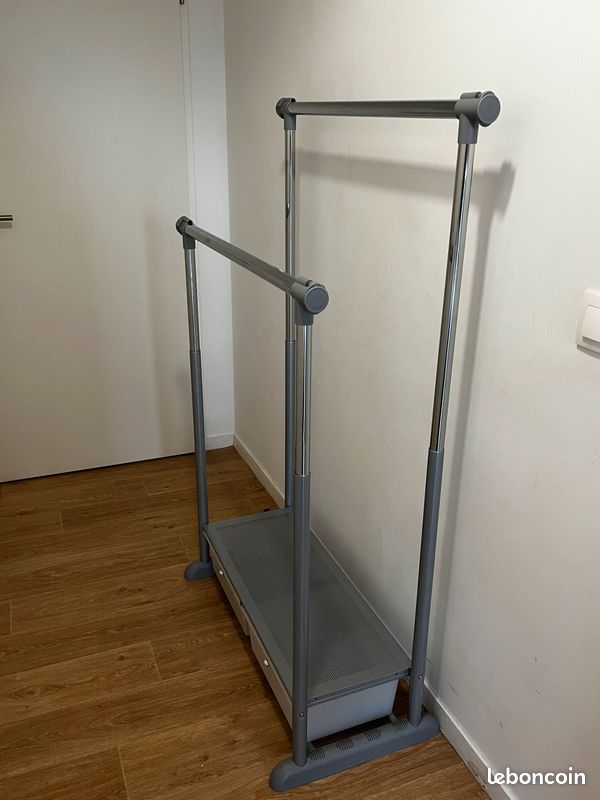 Portant vêtements (image 3)