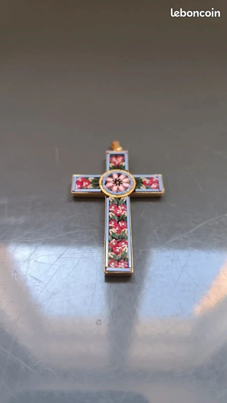 Pendentif Croix En Micro Mosaïque Dorée - Bijou Vintage D'Occasion, Usure Du Temps