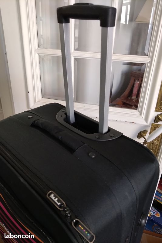 VALISE SOUPLE - GRAND MODELE 80x44x28 - MARQUE LITTLE MARCEL - A ROULETTES ET POIGNEE RETRACTABLE – GRANDES POCHES INTERIEUR ET EXTERIEUR – PARFAIT ETAT (image 3)