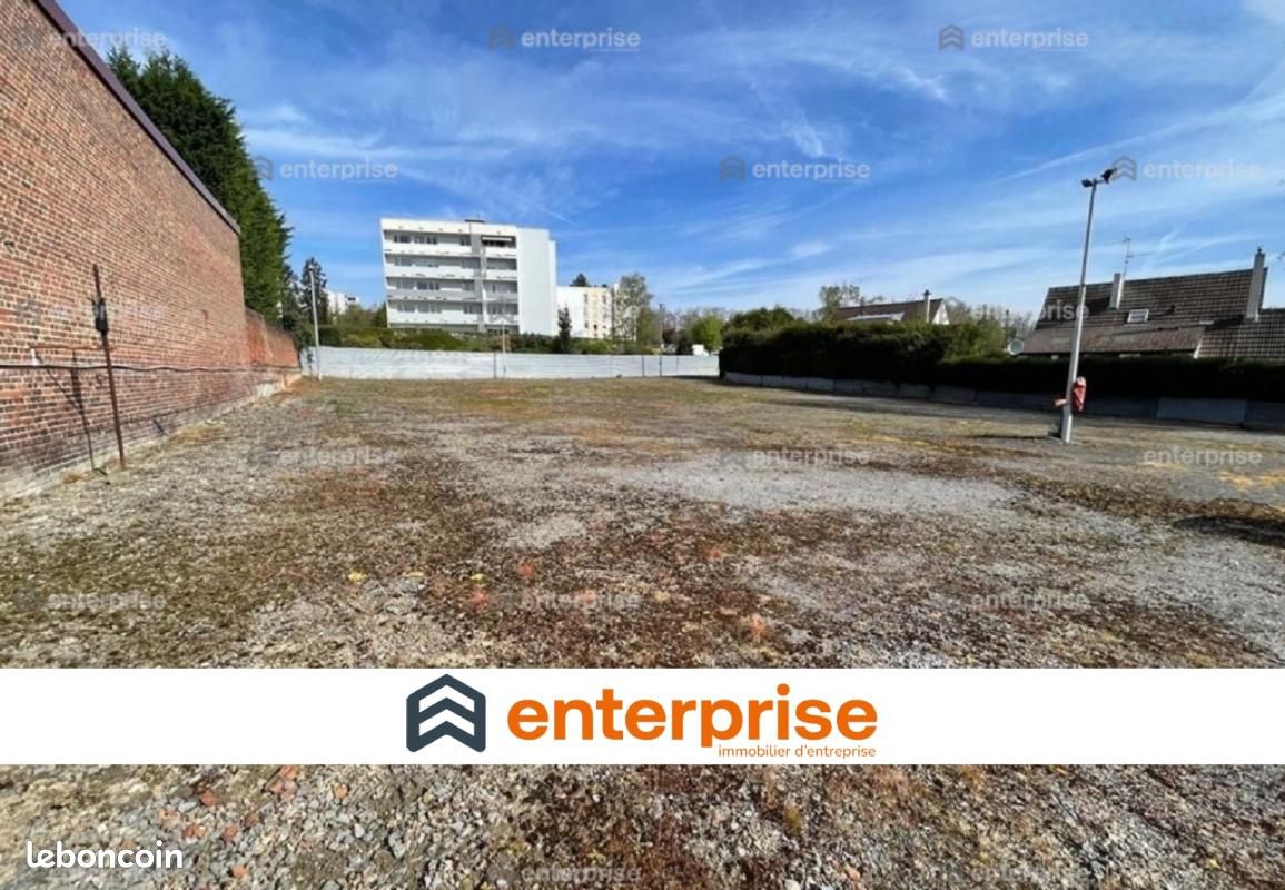 Terrain 2 900 m² Saint Quentin · à Saint-Quentin · 21 000 €/mois