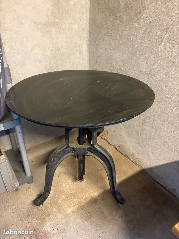 Table ronde noir métal (image 1)