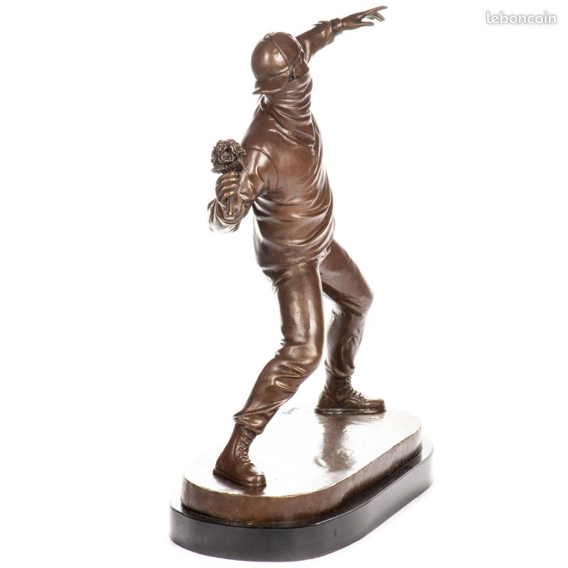 Sculpture bronze - statue en bronze "Lanceur de fleurs d'après BANKSY " (image 5)