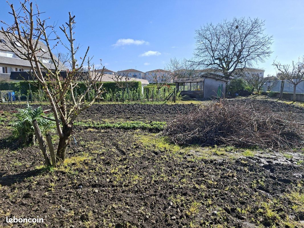 Terrain constructible · à Pau · 228 500 €