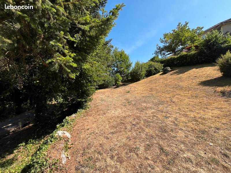 Terrain 381 m² · à Chaptelat · 29 999 €