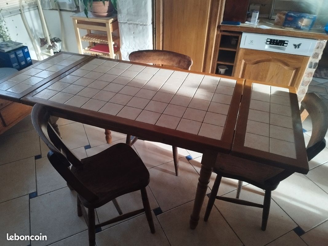 Table de cuisine carrelée avec rallonge et 3 chaises anciennes (image 2)