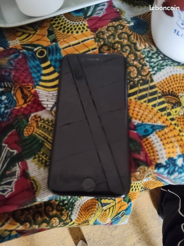 IPhone 7 Noir – Pour pièces / HS / Non testé (Modèle A1778) (image 1)