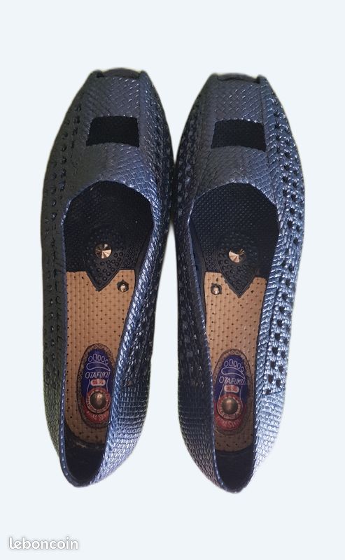 Une paire de chaussures bleu marine OTAFUKU (image 1)