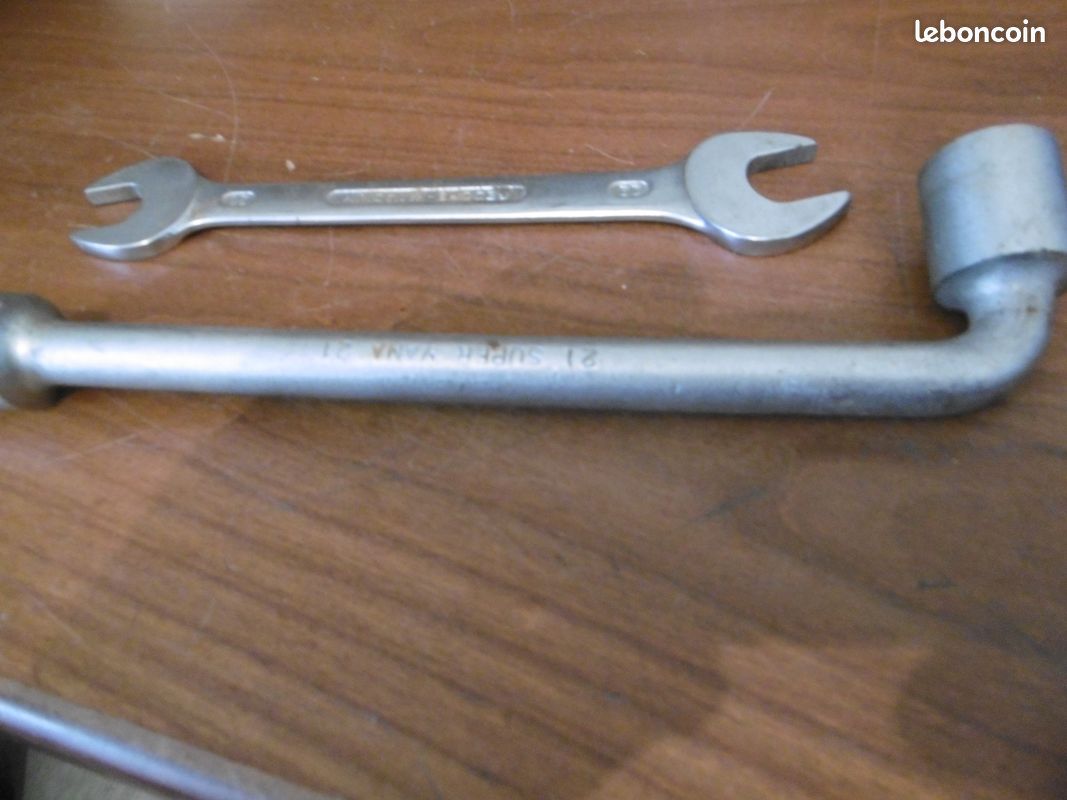 OUTILLAGE Une CLE A PIPE et une CLE double fourchev (image 1)